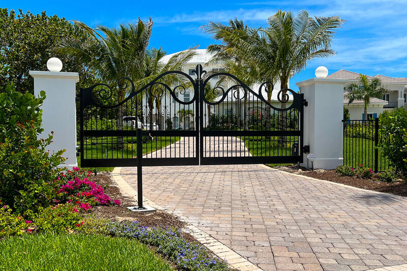 Black Wave Scroll Top Double Drive Gate